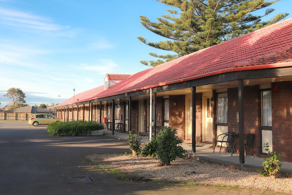 Airport Manor Inn 63/66