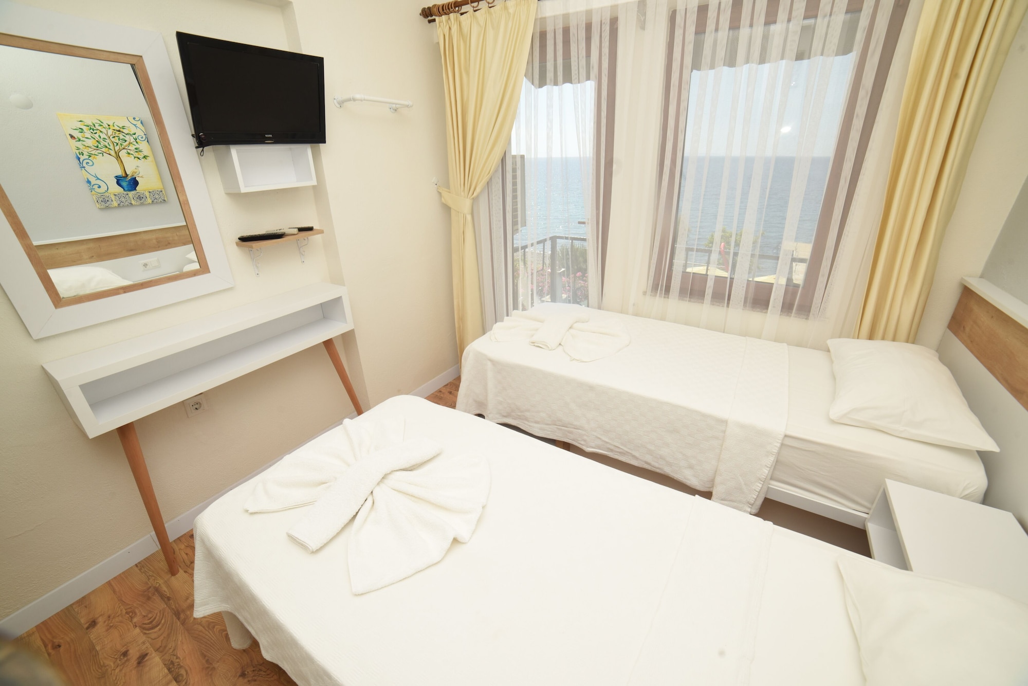 غرفة بسريرين منفصلين بإطلالة على البحر بشرفة، Limonata Butik Otel Assos 2/4