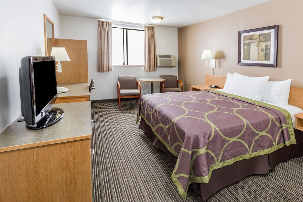 Super 8 By Wyndham Bend OR 10/50
