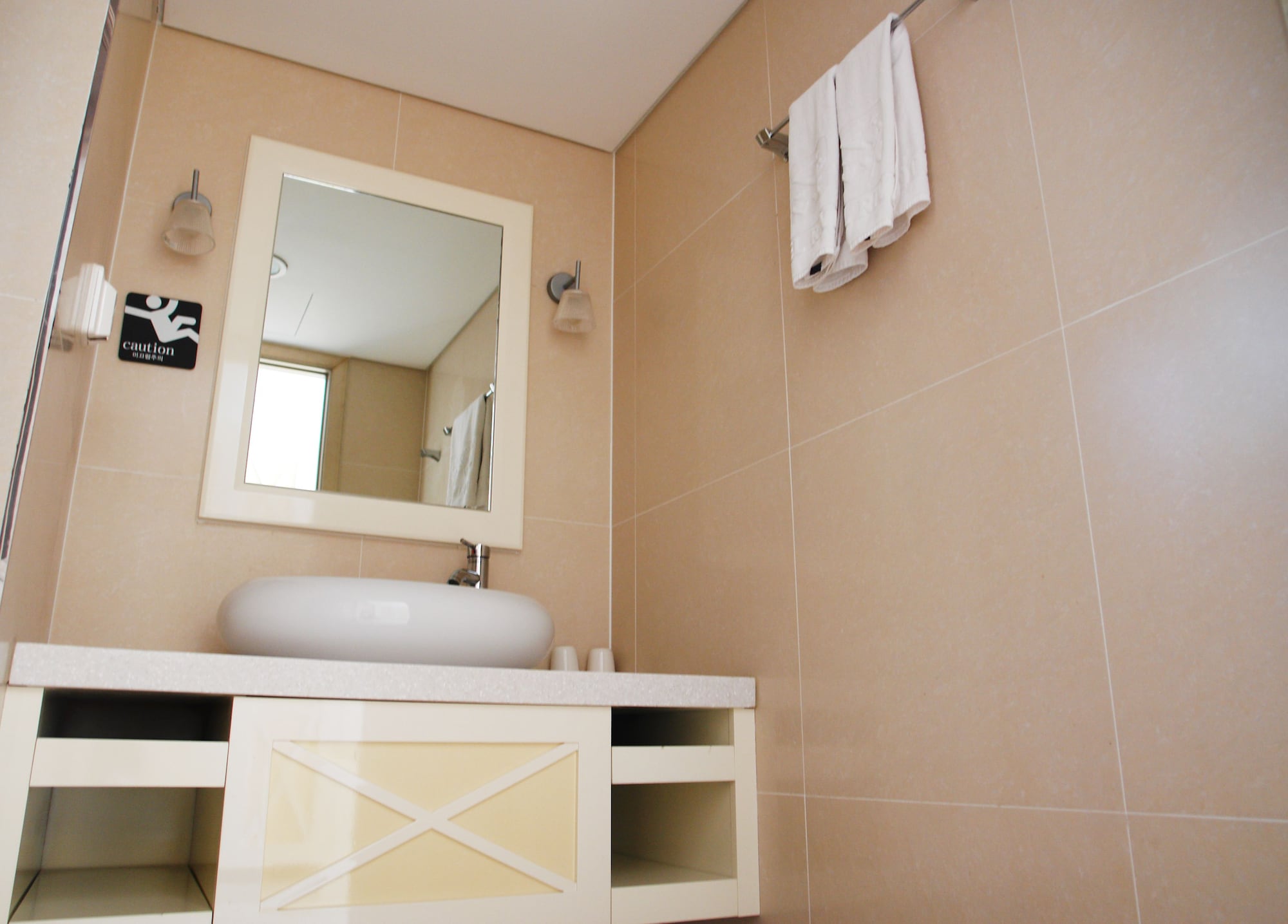 1 Bedroom, Royal, Ocean, Suite, Double Bed, Ocean View, 2 Bathrooms، Hotel Riviera Geoje 3/3