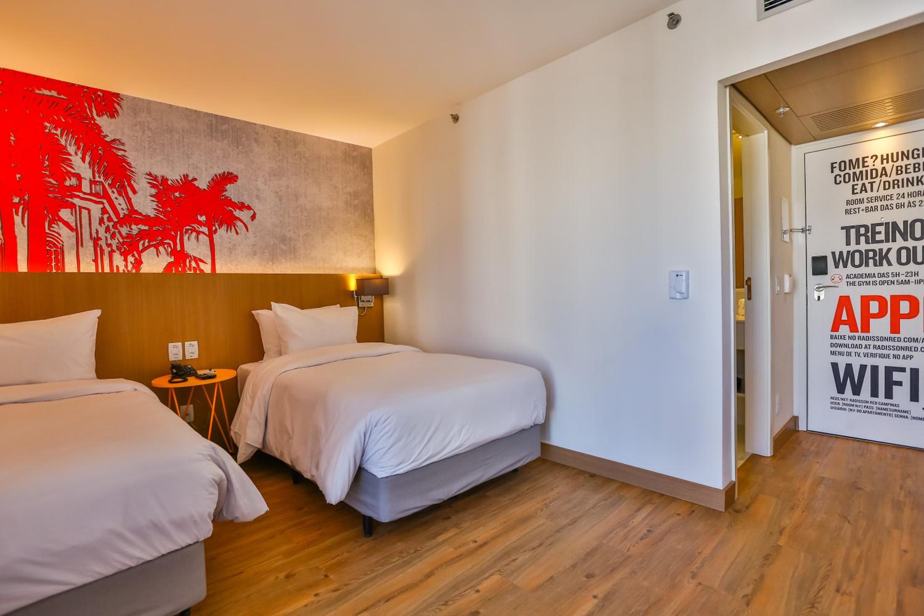 ROOM, TWIN BEDS