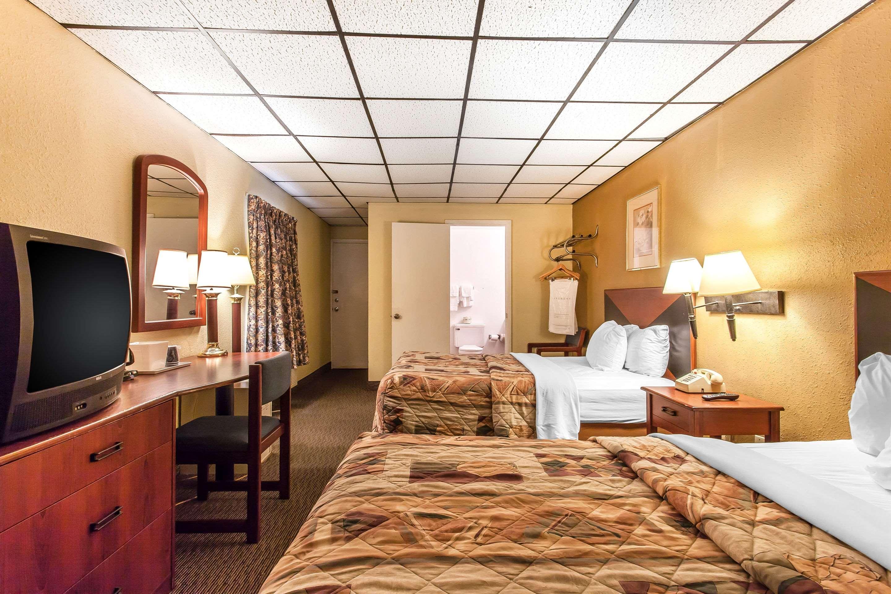 ROOM, 2 DOUBLE BEDS