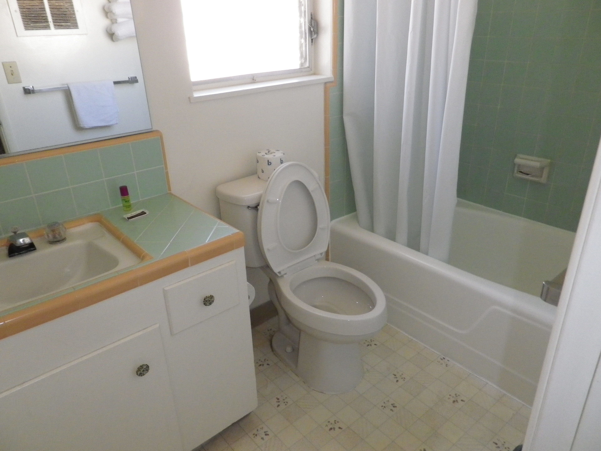 ROOM, 1 QUEEN AND 1 SINGLE BED