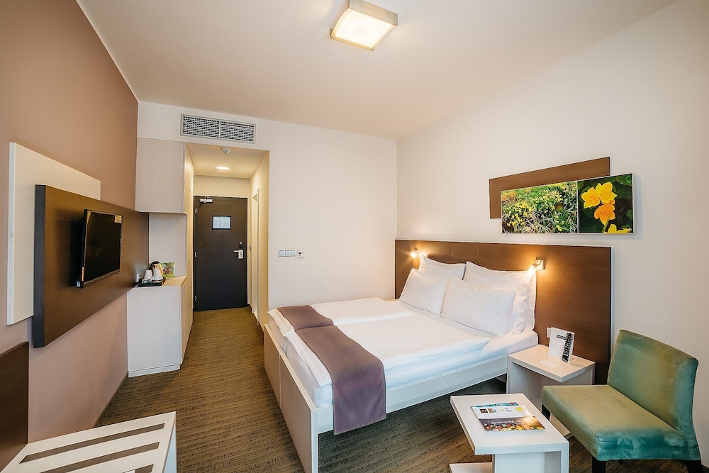 DELUXE, DOUBLE OR TWIN BED