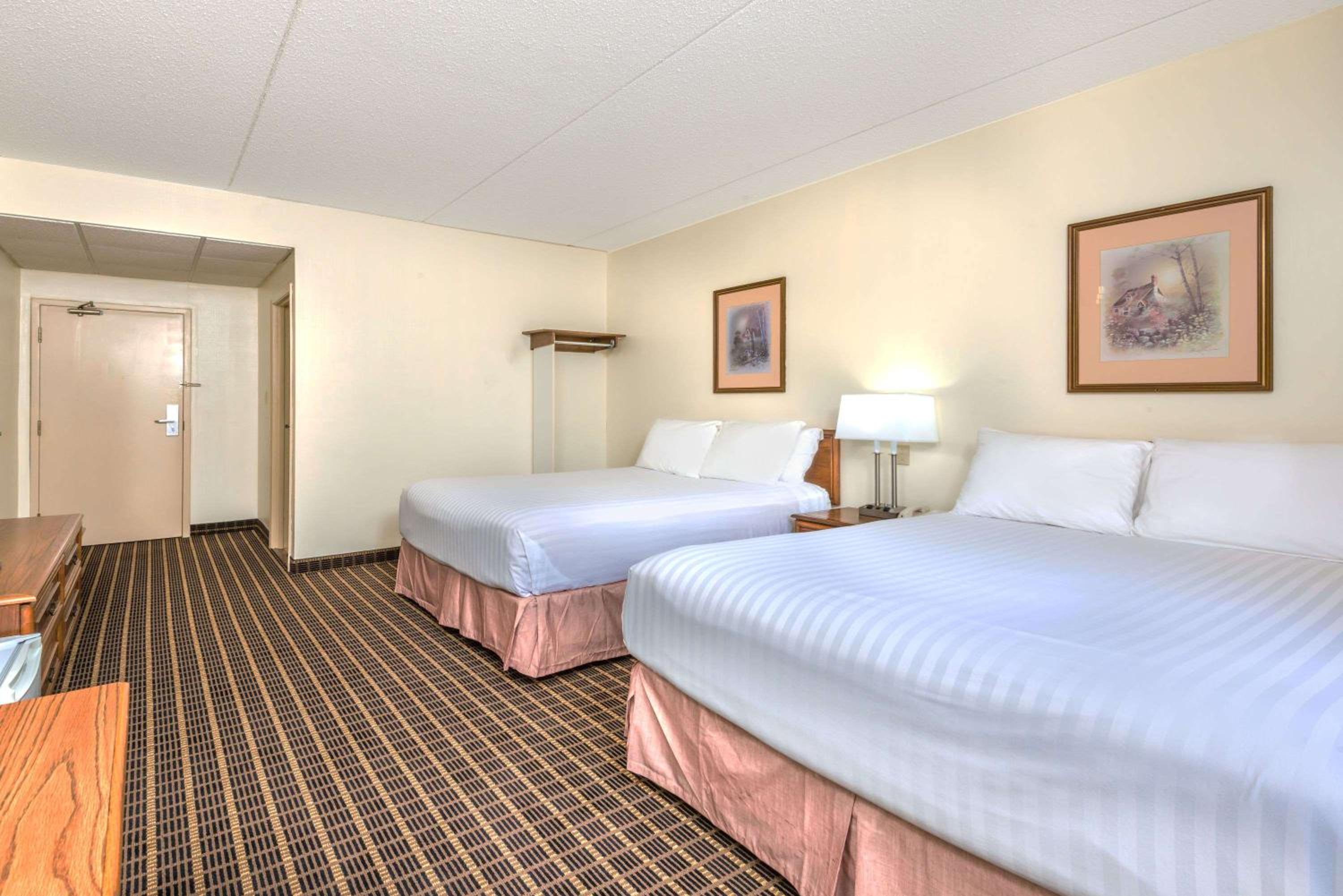 Howard Johnson by Wyndham Tillsonburg 12/28