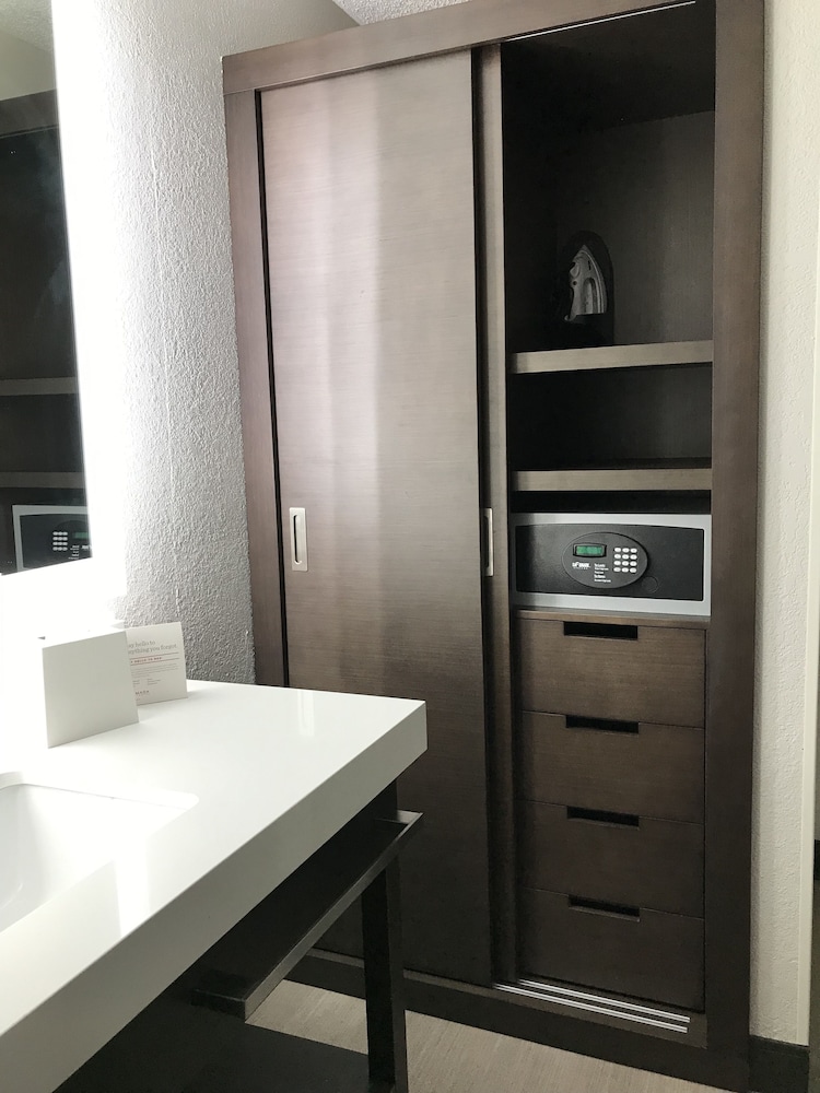 Ramada by Wyndham Suites Orlando Airport 13/56
