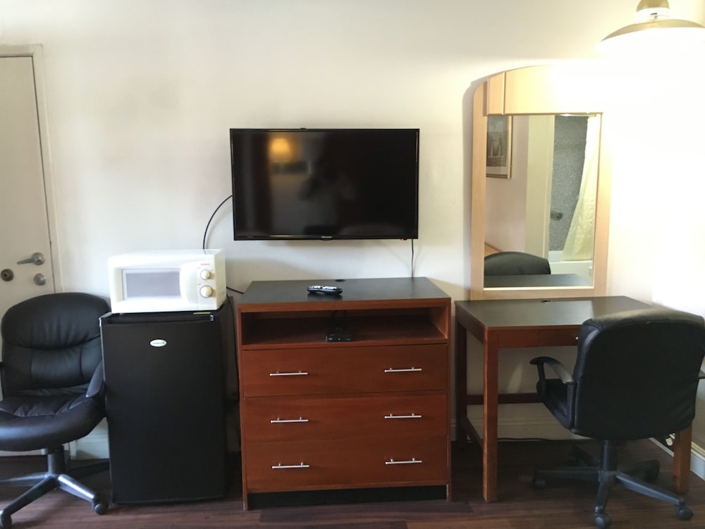 Riverside Inn & Suites 42/56
