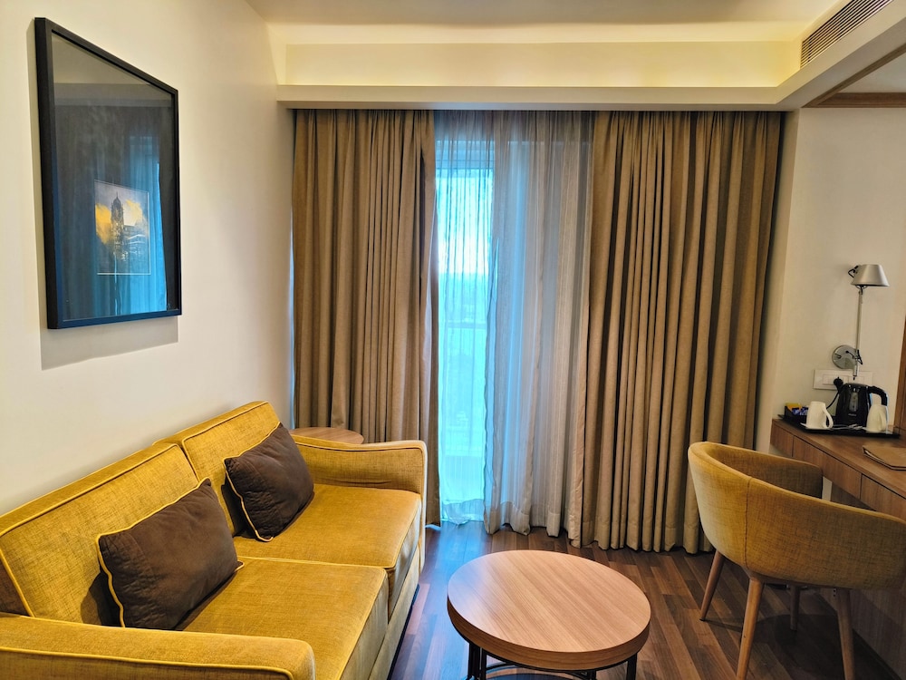 Royal Hometel Suites Dahisar Mumbai 21/43