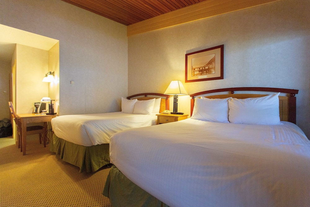 Classic, 2 Queen Beds, Fairmont Hot Springs Resort 2/3