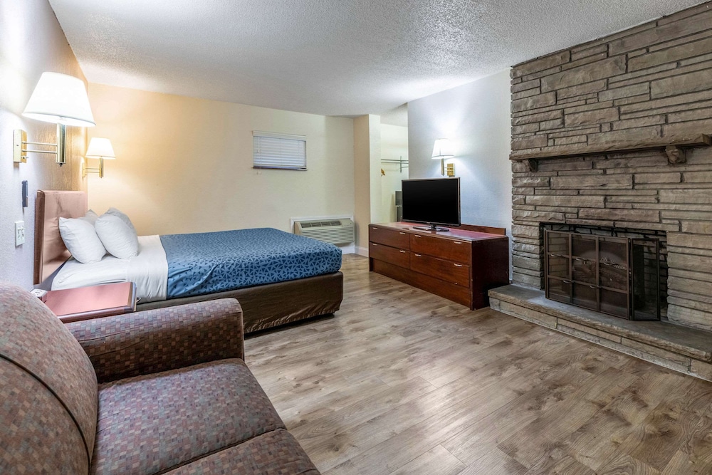 Econo Lodge Inn and Suites On The River 38/61
