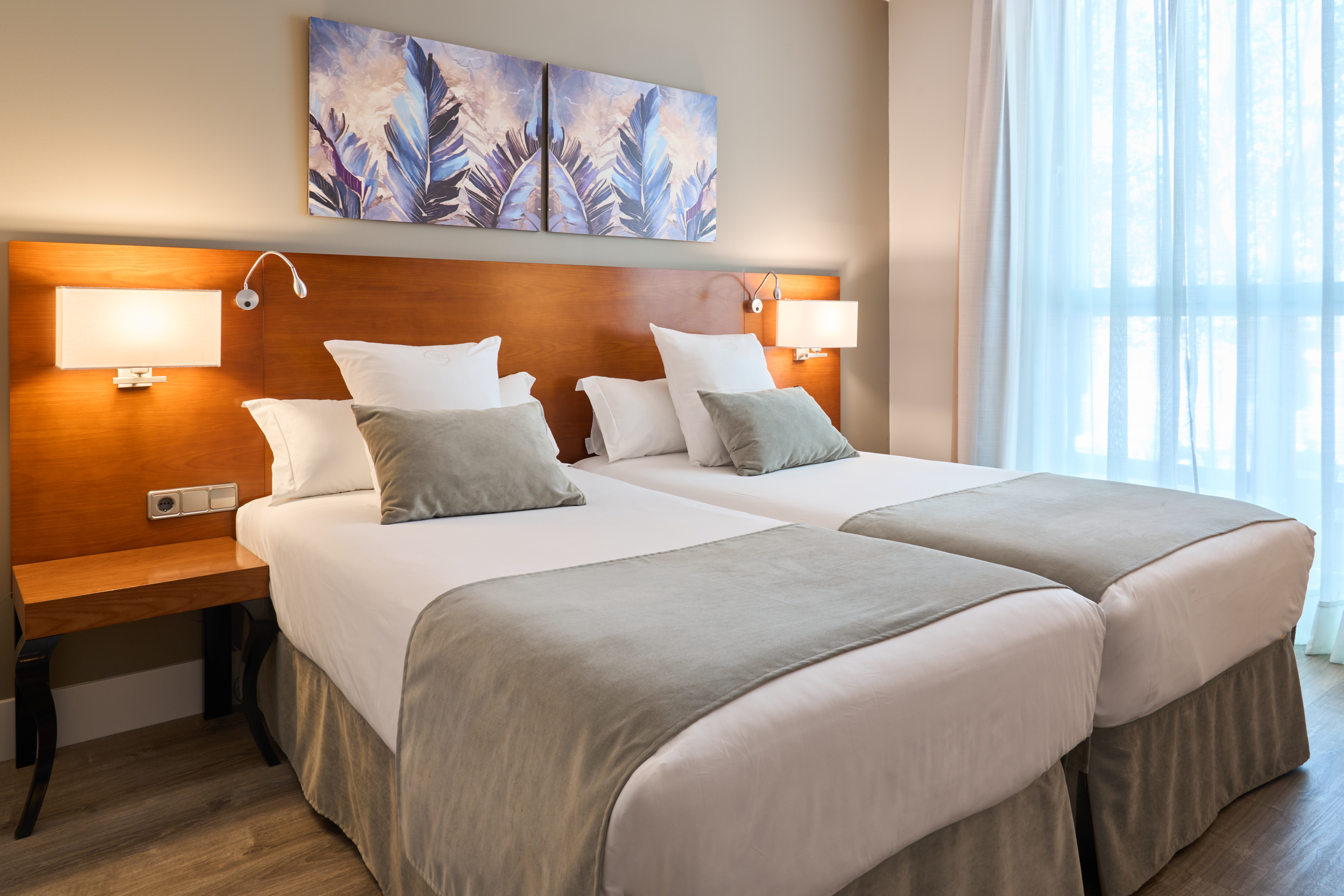 ROOM, DOUBLE BED