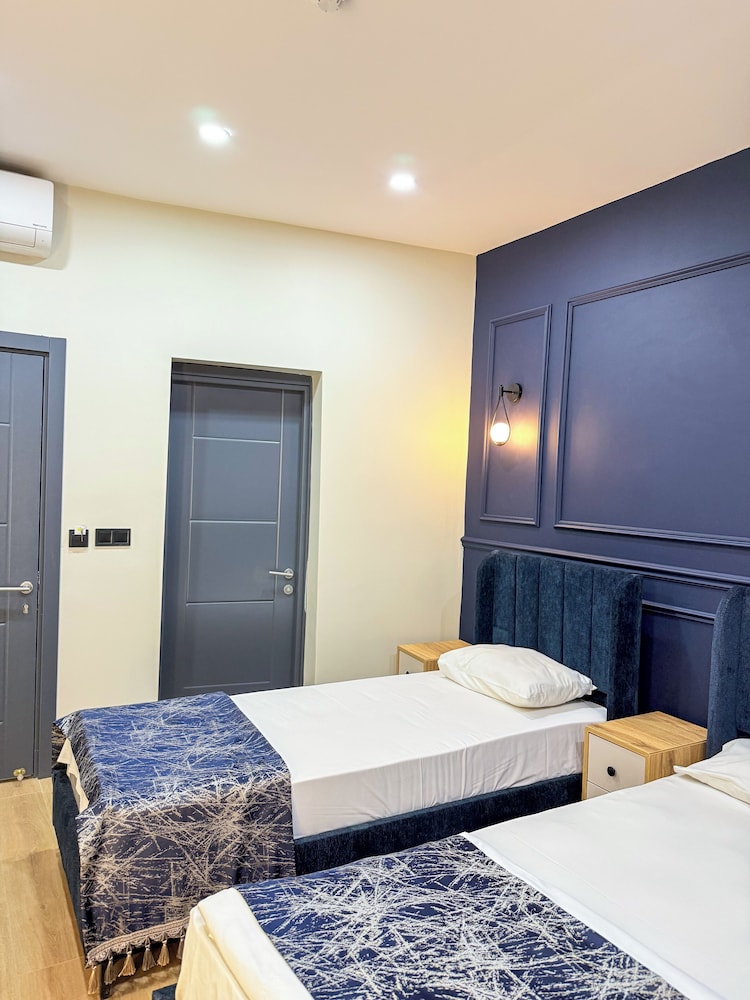 The Reina Hotel 28/70