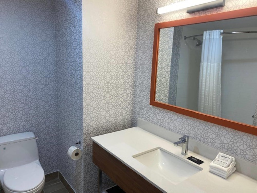 La Quinta Inn & Suites by Wyndham Jamaica NYC/JFK AirTrain 37/41