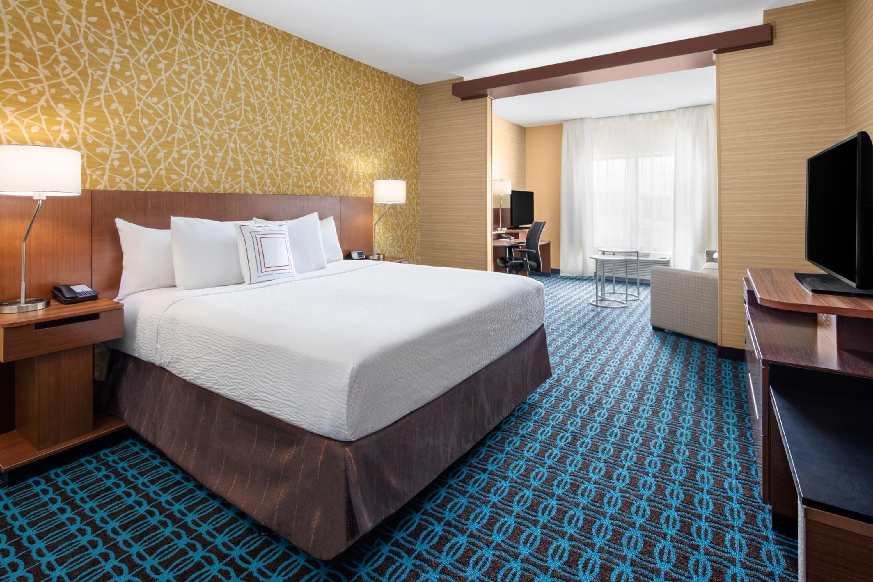 جناح تنفيذي بسرير كينج مع أريكة، Fairfield Inn & Suites By Marriott Poplar Bluff 2/7