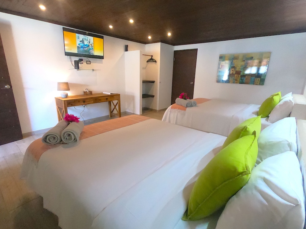 Deluxe, Apartment, 2 Queen Beds, Private Bathroom, Accessible