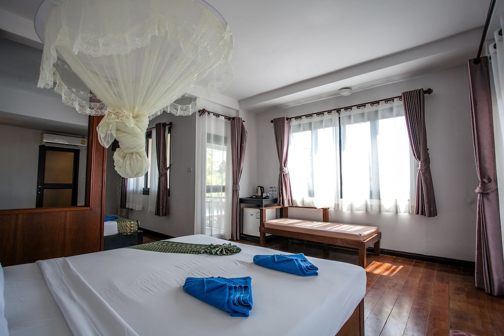 Room, Triple