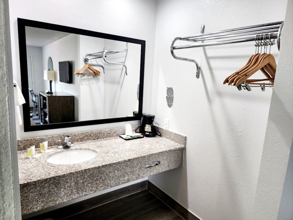 Super 8 By Wyndham Shreveport 26/28