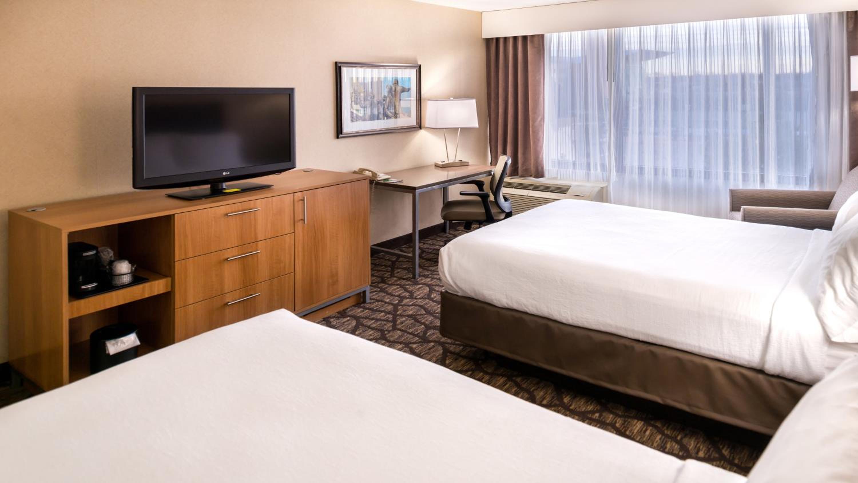 غرفة بسريرين منفصلين لذوي الإعاقة، Holiday Inn Hotel Suites Warren 2/6