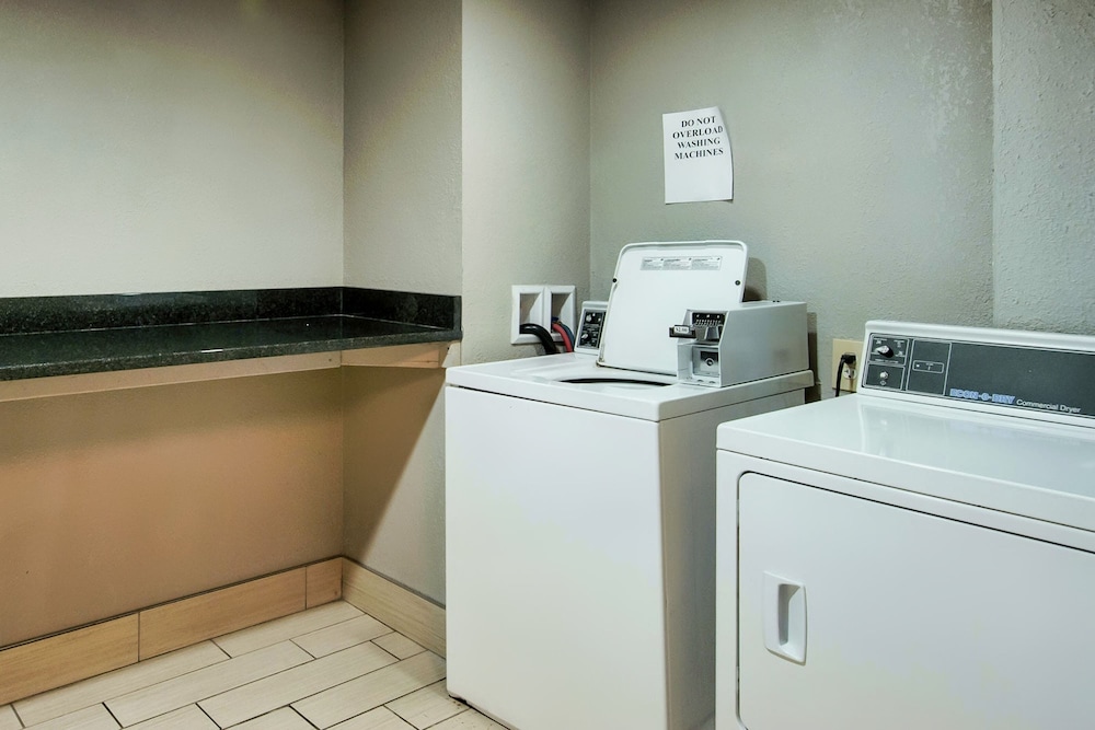 Days Inn & Suites by Wyndham Johnson City 27/36