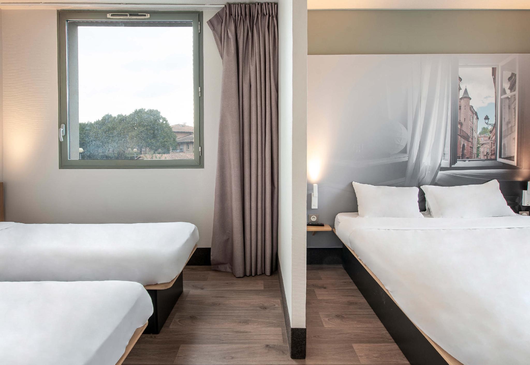 ROOM, QUADRUPLE