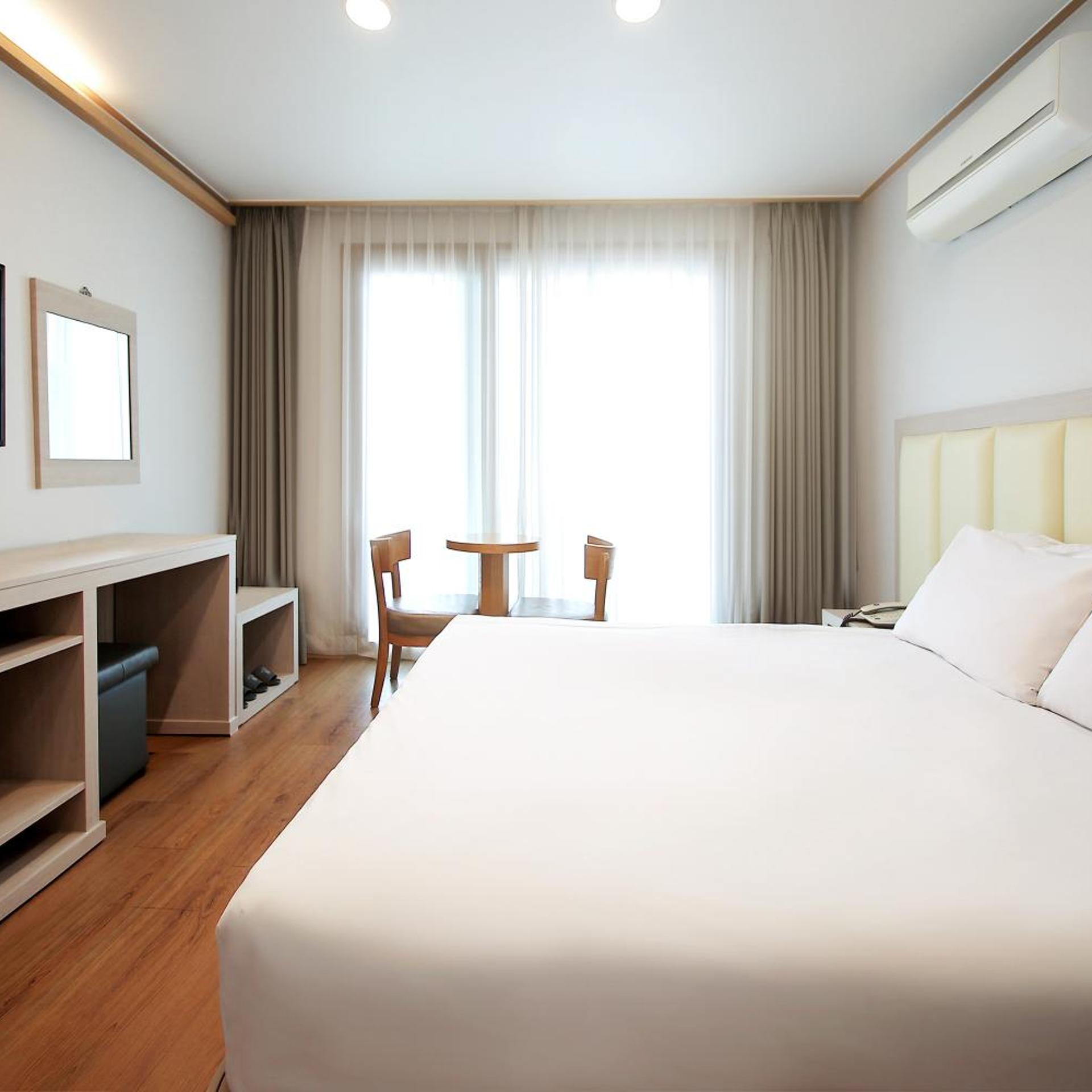 غرفة بسرير مزدوج بشرفة، Shin Shin Hotel Jeju City 5/10