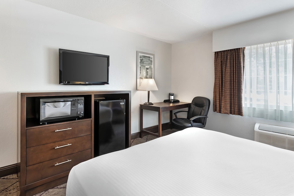 غرفة قياسية بسرير كوين لذوي الإعاقة، Best Western Plus Longbranch Hotel and Convention Center 2/4