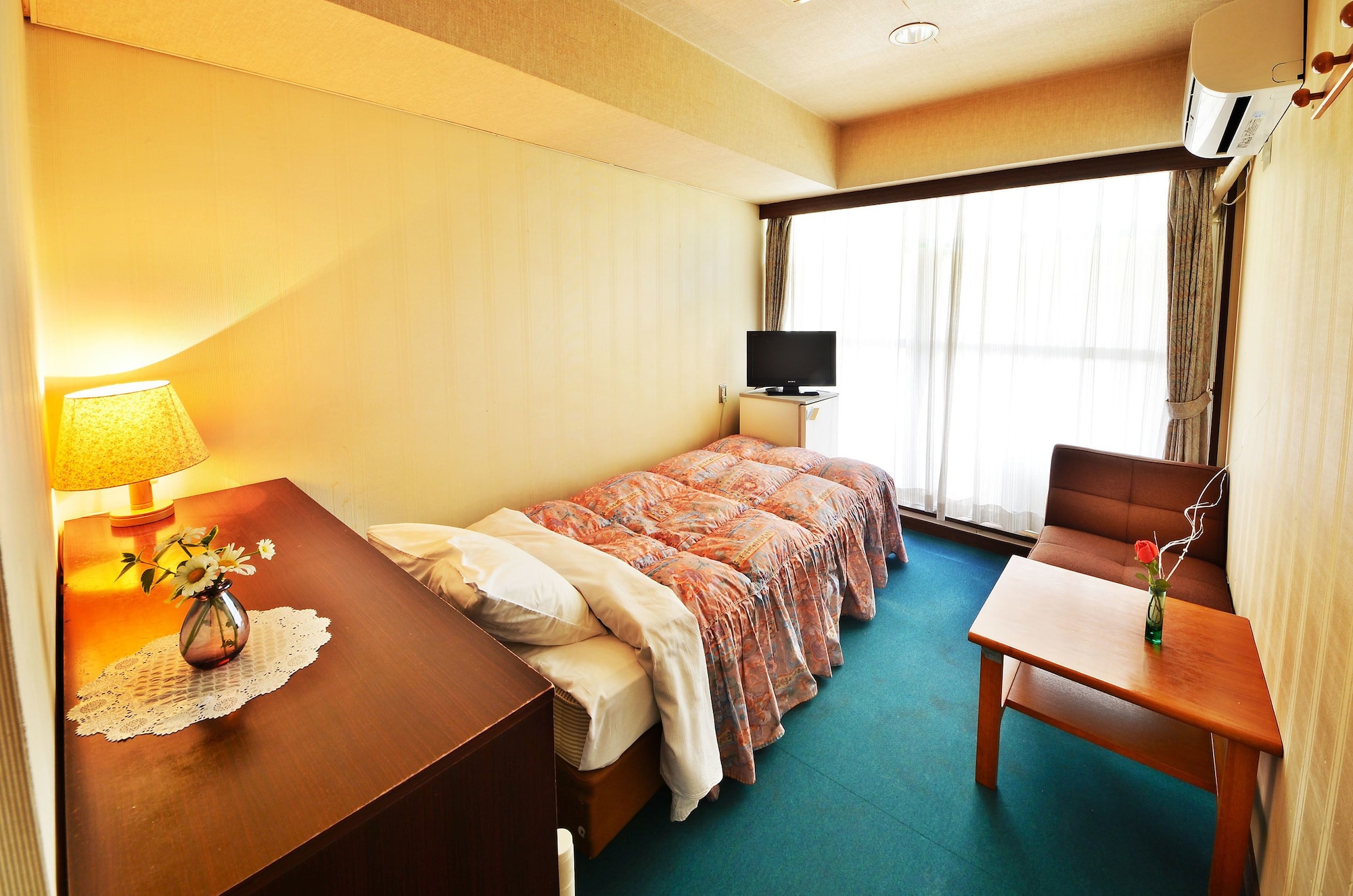 ROOM, SINGLE, SHARED BATHROOM