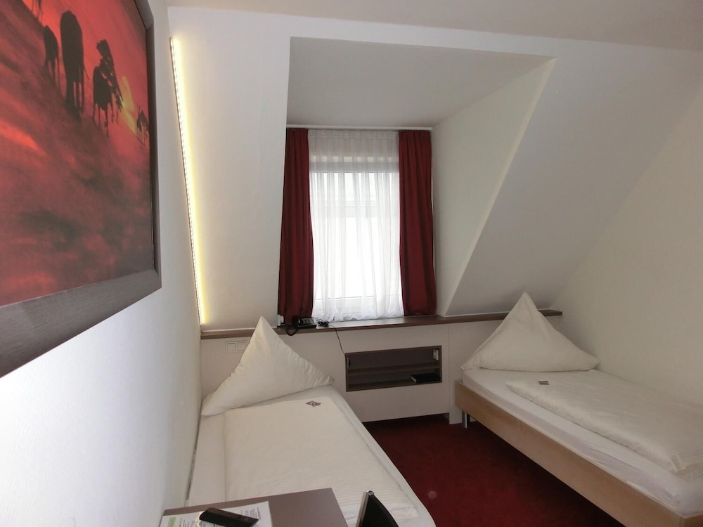 Central Hotel 35/36