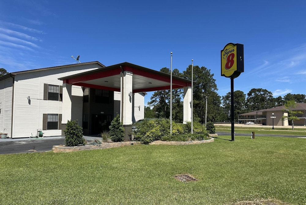 Super 8 by Wyndham Kinder/Coushatta near Casino 34/38