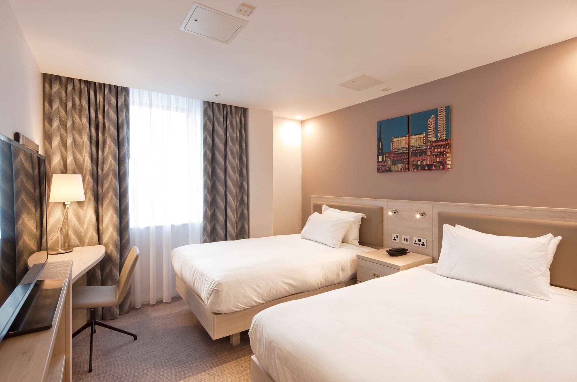 ROOM, TWIN BEDS