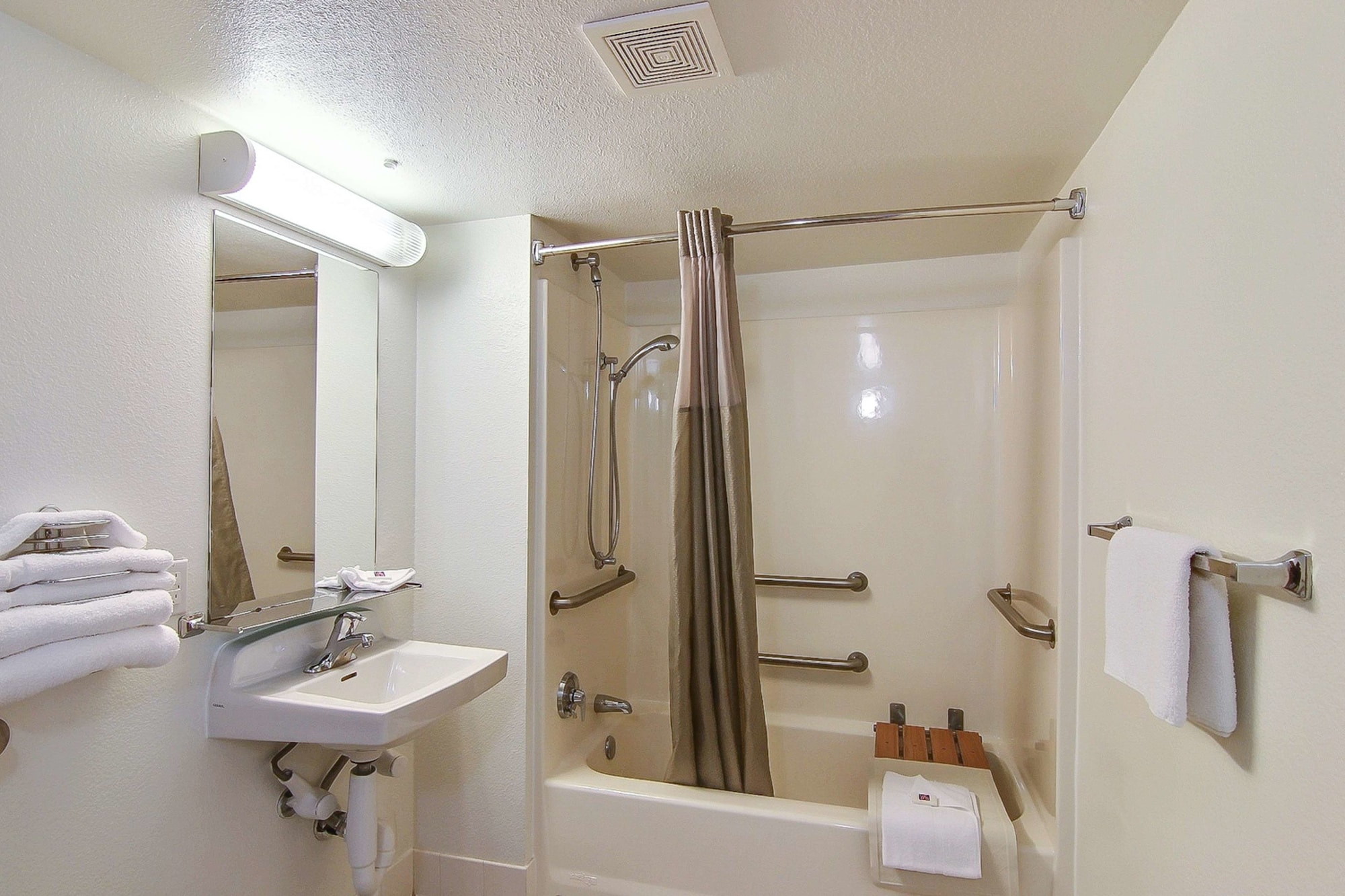 Deluxe, 2 Queen Beds, Motel6 Lompoc, CA 8/10