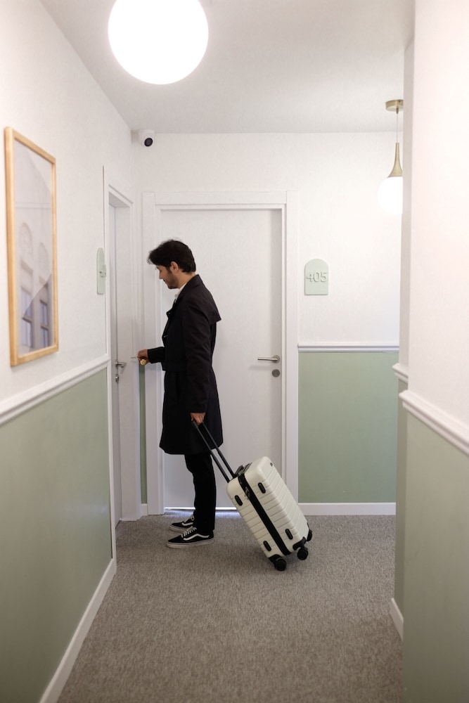 Meshk Airport Hotel 7/50