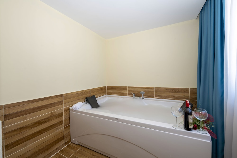 Diamond luxury Hotel 35/37