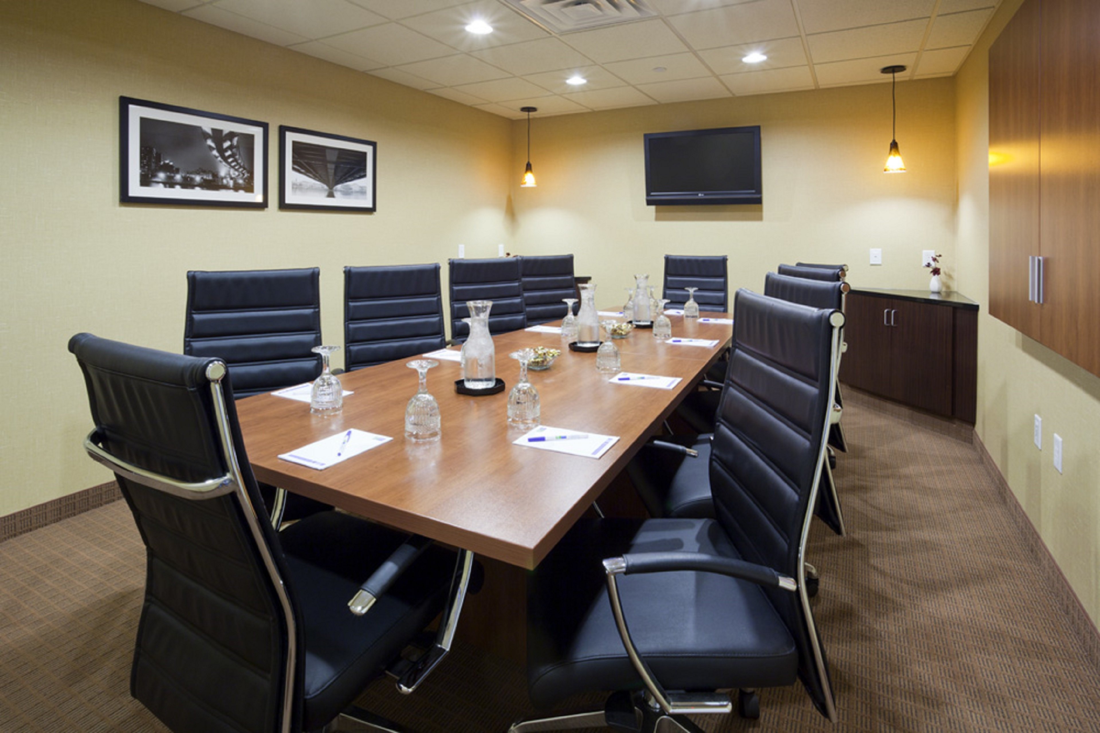 Holiday Inn Express Hotel Suites Rogers 46/51