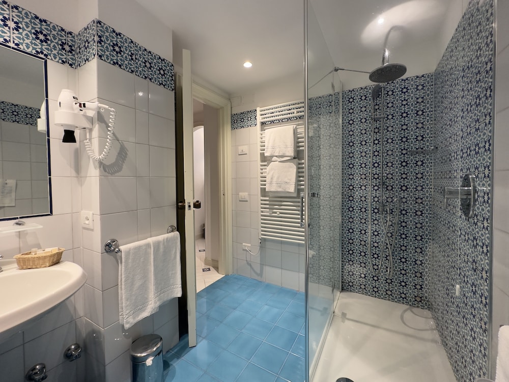 غرفة قياسية ثلاثية بسرير كوين وسرير فردي، Hotel Villa Di Sorrento 5/6