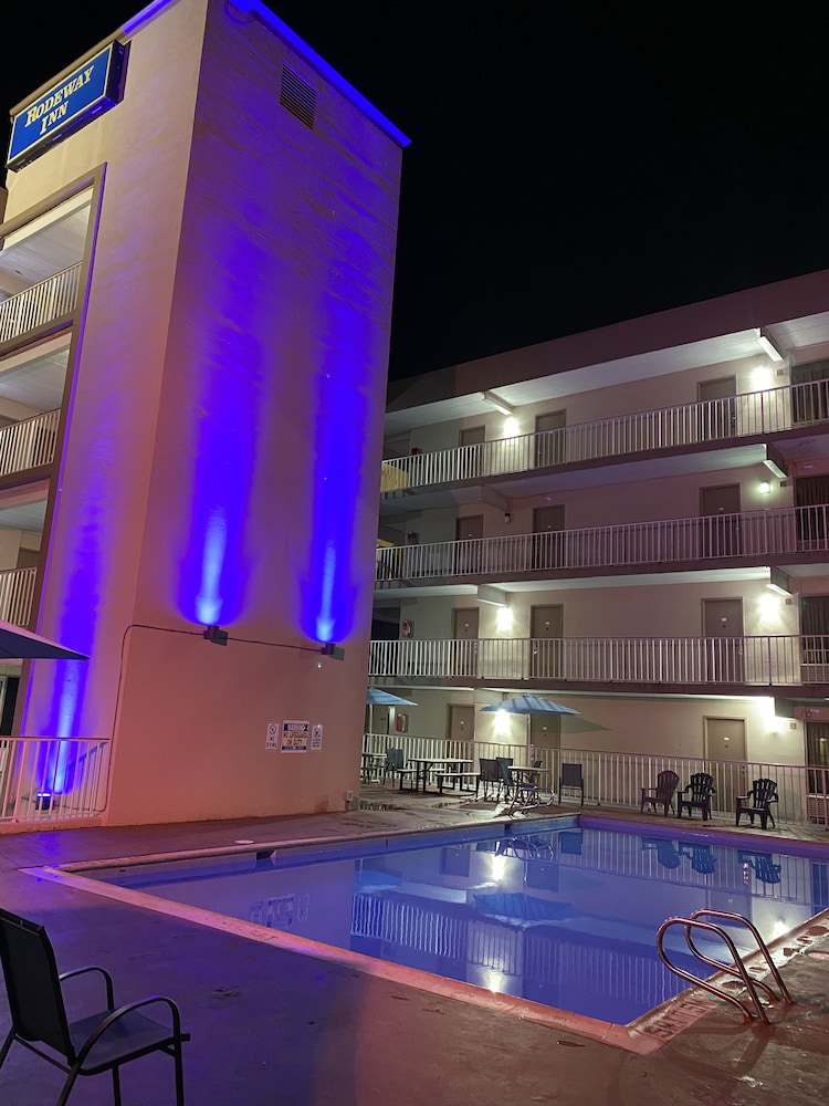 Red Roof PLUS+ & Suites Virginia Beach - Seaside 1/45