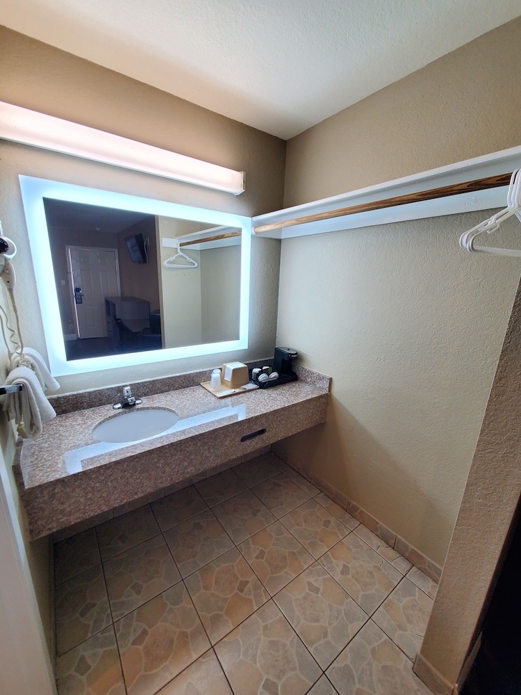 River Inn Motel (ex. Rodeway Inn Downtown) 25/29