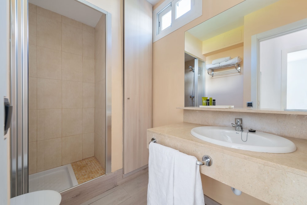 شقة بسرير كوين وسريرين منفصلين بغرفتي نوم مع أريكة، Olive Beach Apartments 3/3