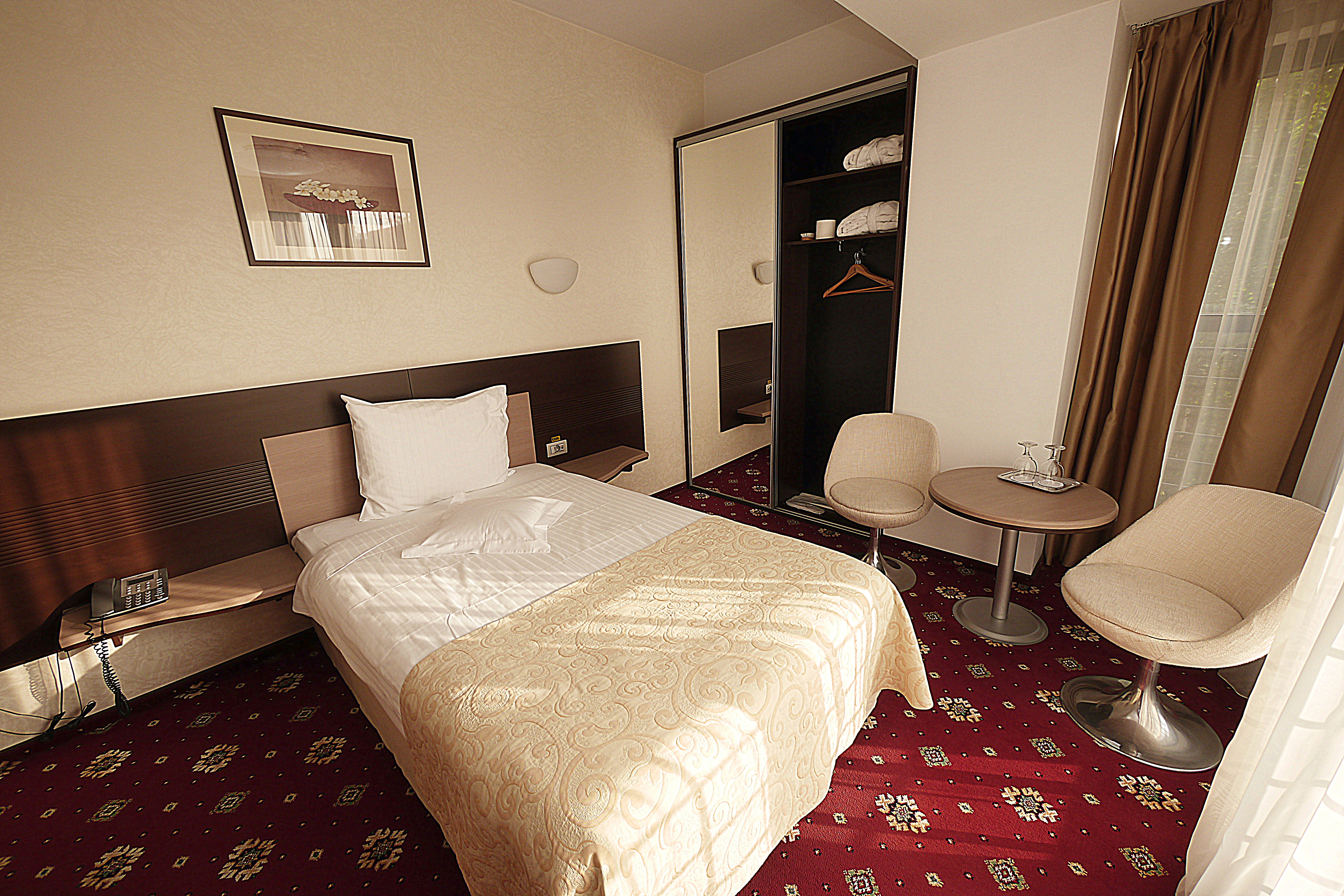 ROOM, SINGLE