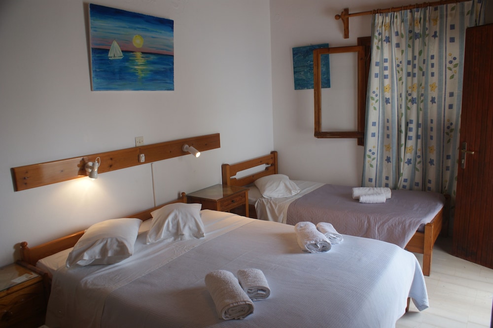غرفة أساسية رباعية بسرير مزدوج وسرير فردي مع أريكة، Hotel Eleftheria 2/3