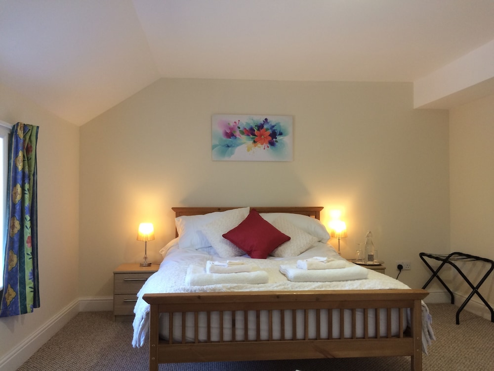 The Village Inn and Kirtle House B&amp;B 2/35