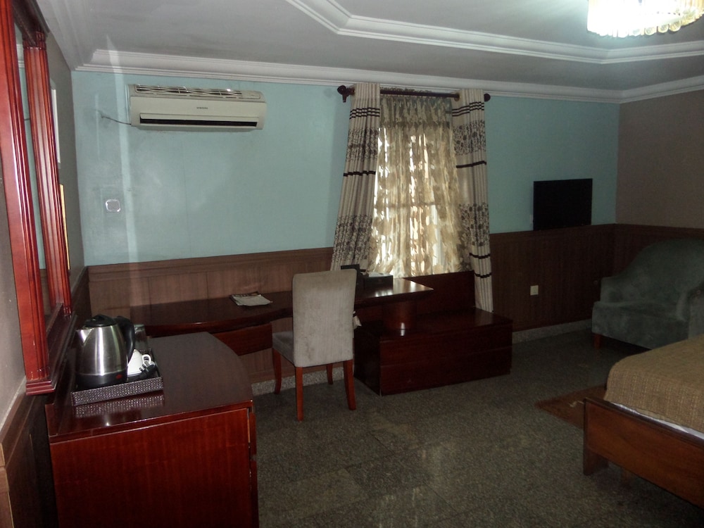 R & A CITY HOTEL 19/30