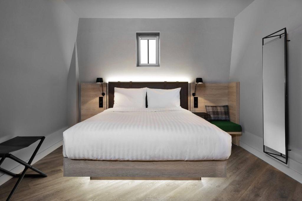 Moxy Sleeper, Guest Room, Queen Bed