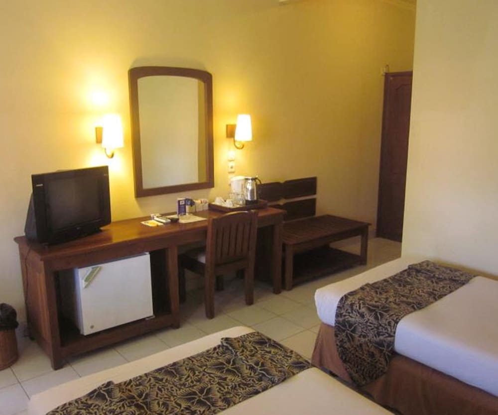 BESAKIH BEACH HOTEL 16/67
