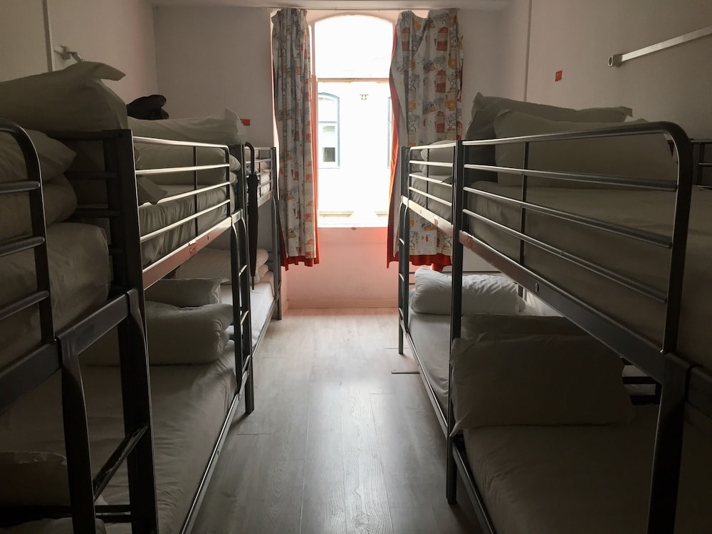 GOLDEN TRAM 242 LISBONNE HOSTEL 19/25