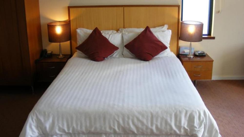 Ocean Beach Hotel 24/45