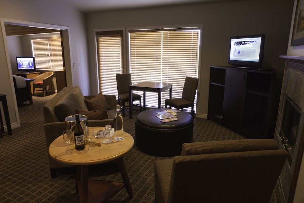 Pine Ridge Inn 33/37