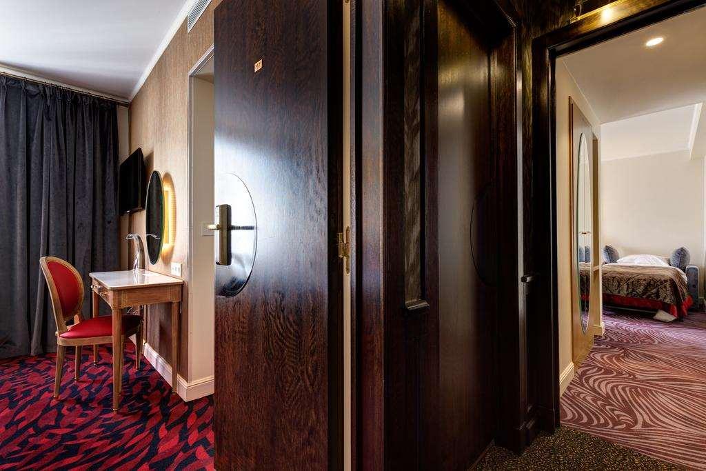 HOTEL MUGUET 37/50