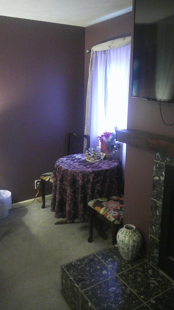Lil Black Bear Inn 50/74