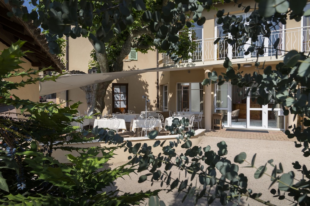 AUBERGE DE CLOCHEMERLE 47/54